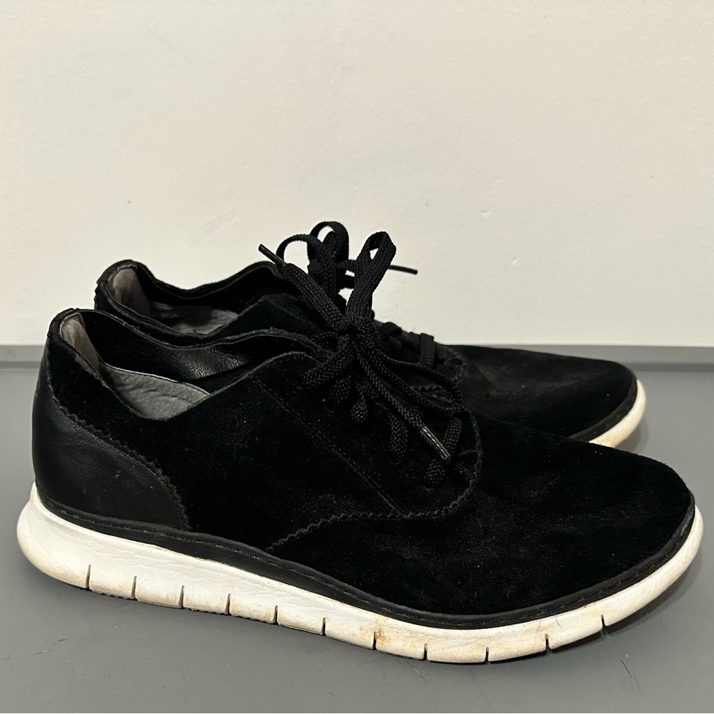 Vionic Women’s Black Suede Sneakers